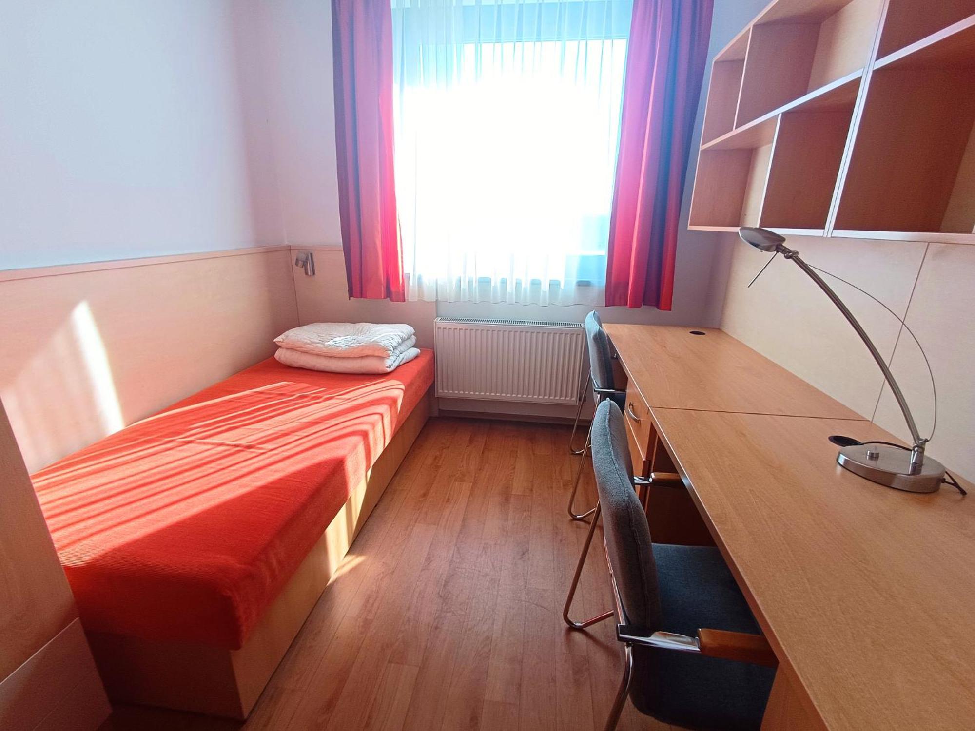 Famulus Kollegium Hostel Gyor Exterior photo