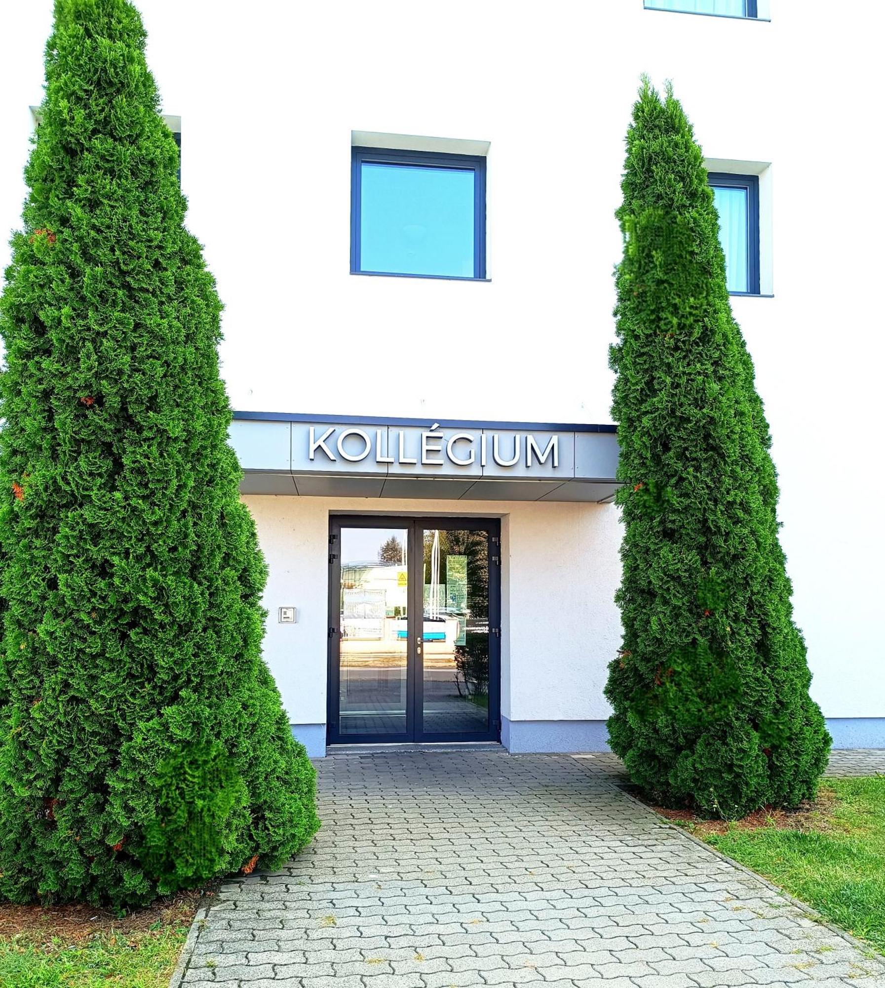 Famulus Kollegium Hostel Gyor Exterior photo